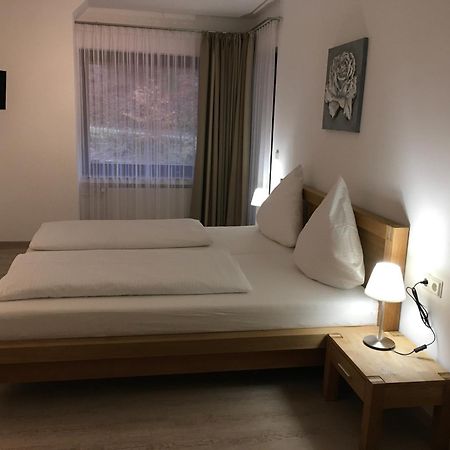 Hotel-Pension Zum Paradies Віллінген Екстер'єр фото