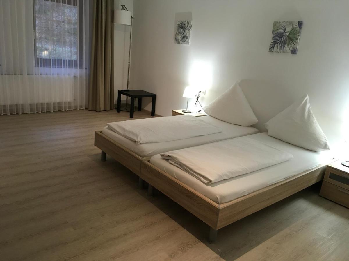 Hotel-Pension Zum Paradies Віллінген Екстер'єр фото