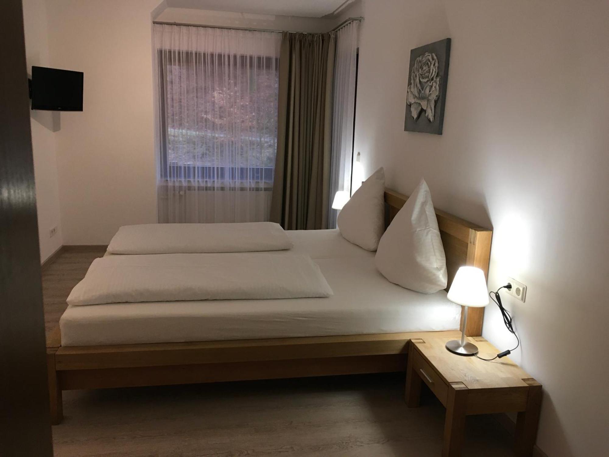 Hotel-Pension Zum Paradies Віллінген Екстер'єр фото